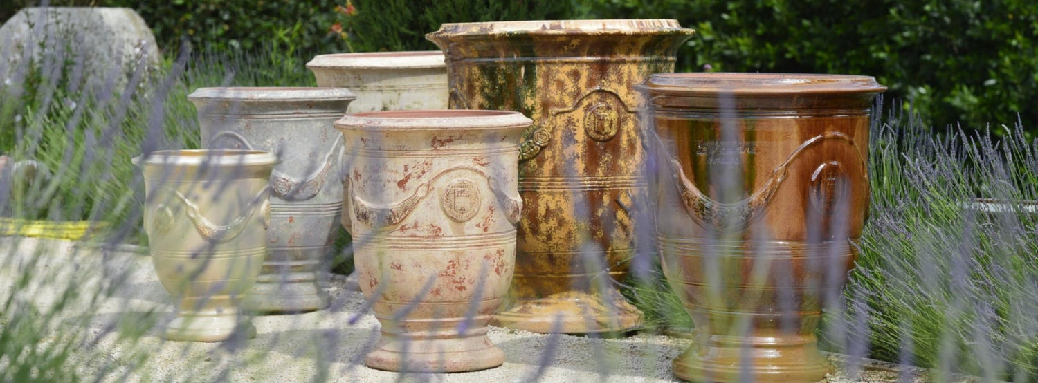 Kézzel készült, klasszikus Anduze kaspók levendulamezőben a Poterie de la Madeleine műhelyéből.