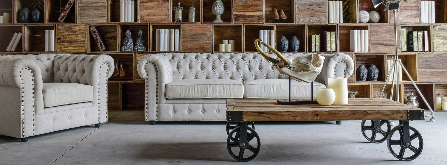 Krémszínű chesterfield ülőgarnitúra, loft nappaliban.