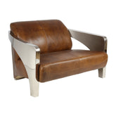 Kétszemélyes dohánybarna bőrkanapé polírozott rozsdamentes acél karfákkal oldalnézetből, modern és karakteres megjelenéssel.