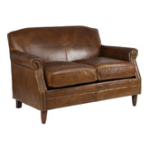 Kétszemélyes vintage stílusú bőrkanapé antikolt, dohánybarna bőrrel és réz szegecseléssel, elölnézeti szögből.