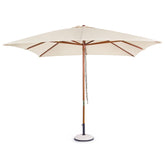 Fa- és acélszerkezetes napernyő, bézs színű ponyvával, cement alappal.