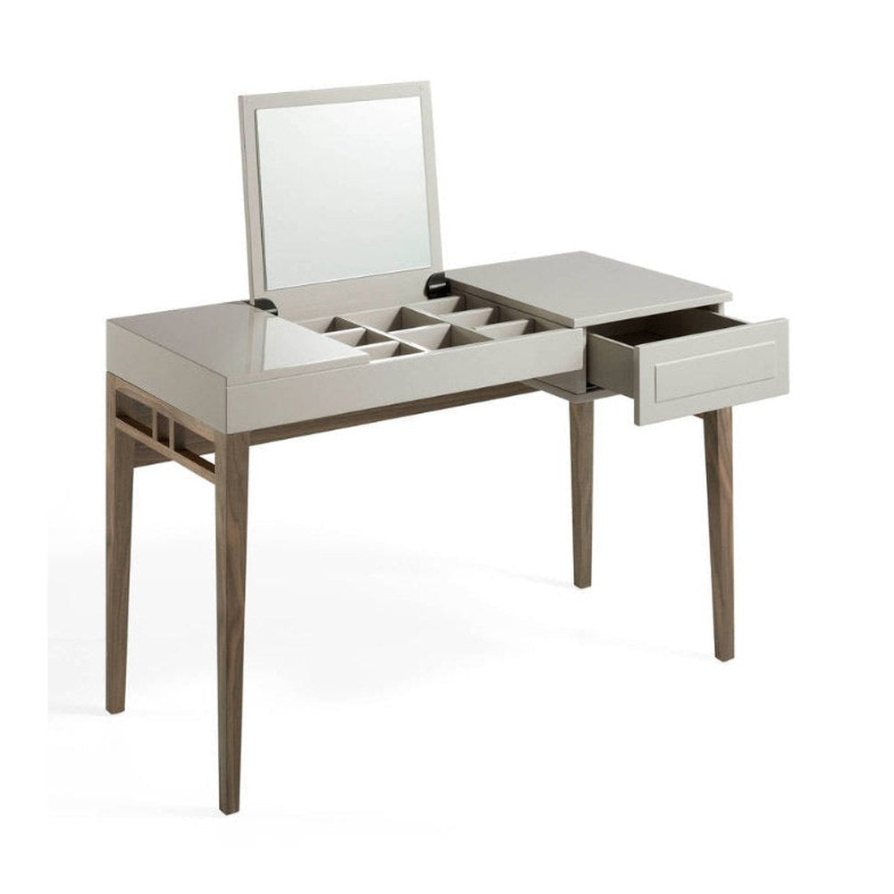 Kortárs stílusú, törtfehér színű fésülködőasztal, diófa lábakkal, tükörrel és ékszerdobozzal.
