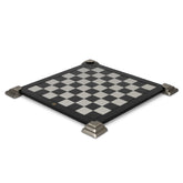 Kétoldalas, modern stílusú, fekete játéktábla,csúsztatható fém saroktalapzatokkal.