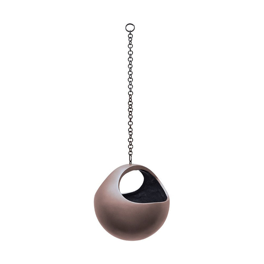 Kézzel festett, gömb formájú BAQ Gradient függeszthető kompozit kaspó Matt Coffee színben, láncos felfüggesztéssel, 21 cm átmérővel.