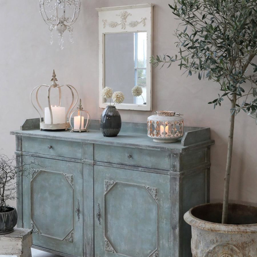 Shabby Chic stílusú tört fehér színű vintage falitükör tálaló fölött