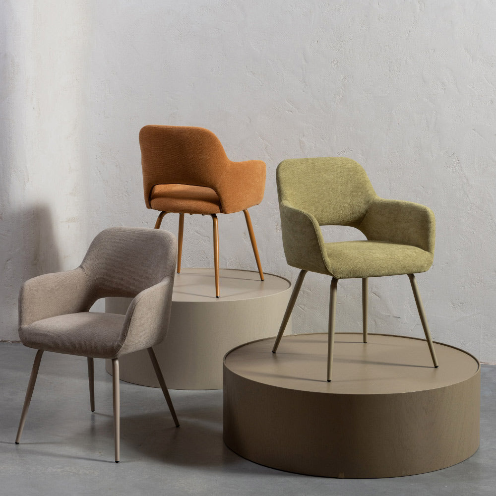 Kortárs stílusú, fémvázas étkezőszék, korallszínű szövettel kárpitozva Kortárs stílusú, fémvázas étkezőszék, korallszínű szövettel kárpitozva