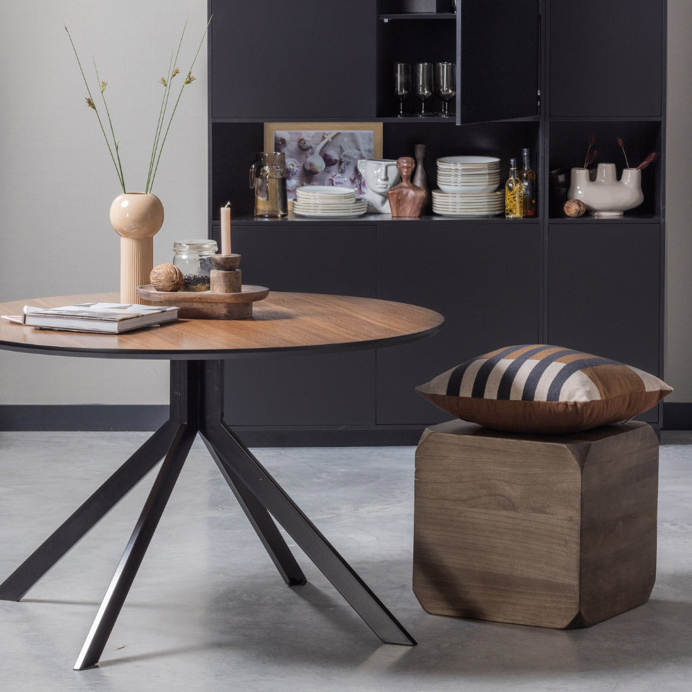 Kortárs stílusú, matt fekete színű fém étkezőasztal, natúr színű diófa furnérral borított asztallappal Kortárs stílusú, matt fekete színű fém étkezőasztal, natúr színű diófa furnérral borított asztallappal