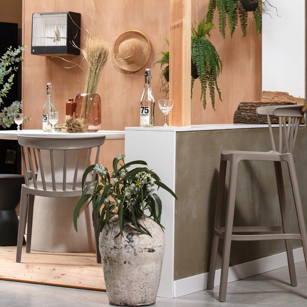 2 darab kortárs, modern stílusú, bézs színű, műanyag kerti szék 2 darab kortárs, modern stílusú, bézs színű, műanyag kerti szék