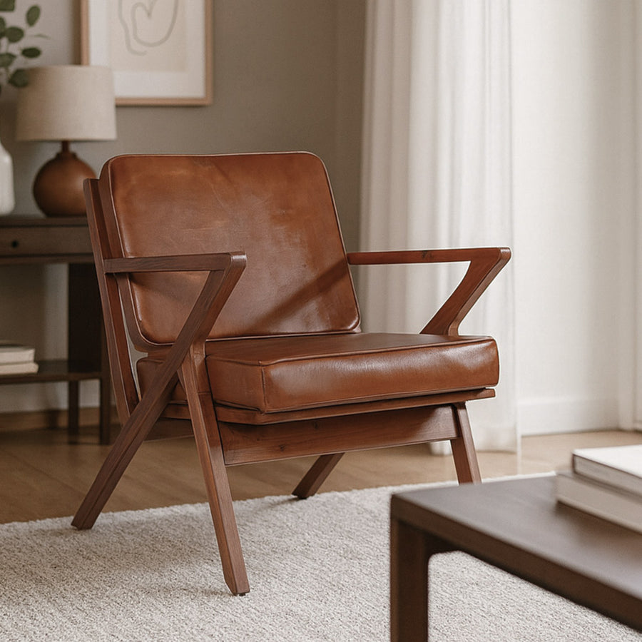 Teakfából készült, antikolt dohánybarna színű bőrrel kárpitozott, kézműves design fotel.