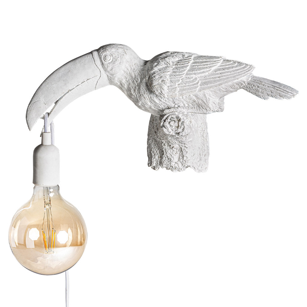 Fehér színű tukánfigurával díszített, trópusi stílusú fali lámpa