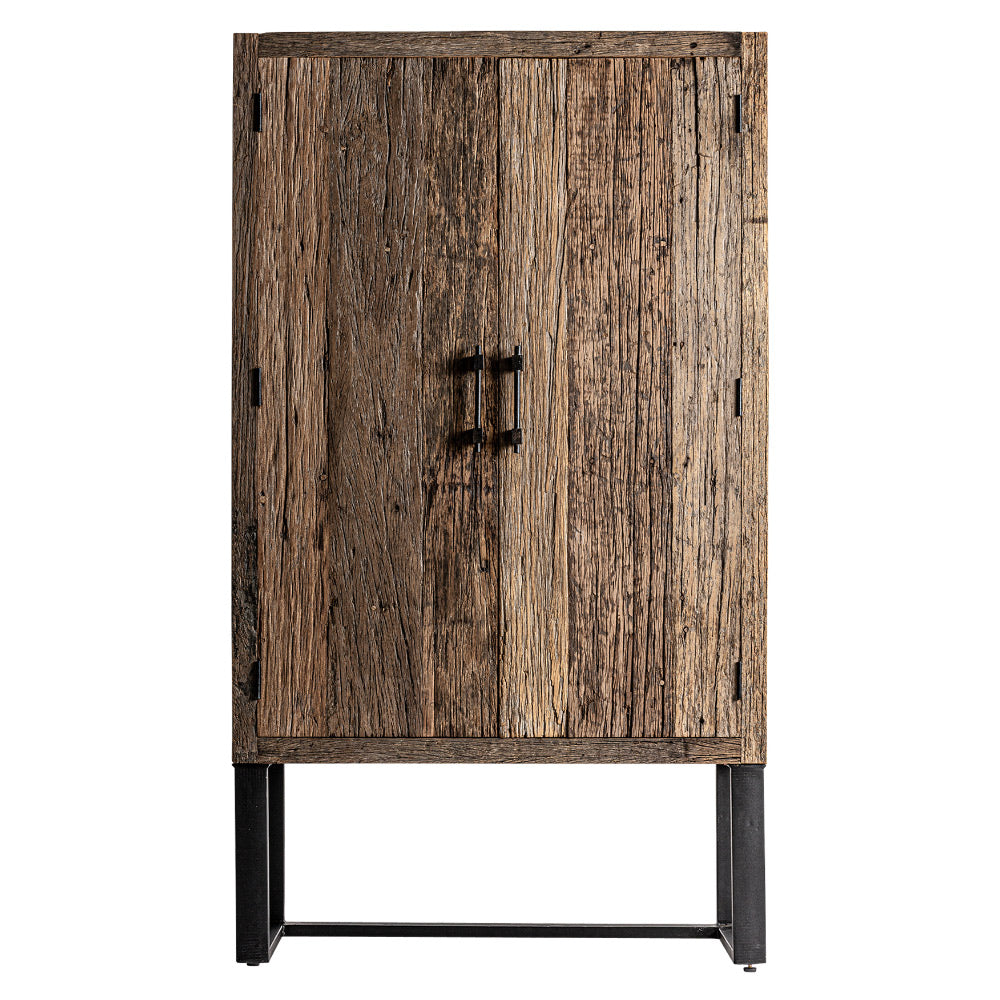 Kortárs stílusú, natúr színű, újrahasznosított fenyőfából készült gardróbszekrény.