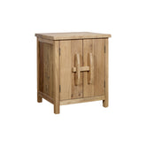 AIKA natúr szilfa kisszekrény 55 cm fehér háttéren, léces ajtófronttal és fa keresztpántos fogantyúval