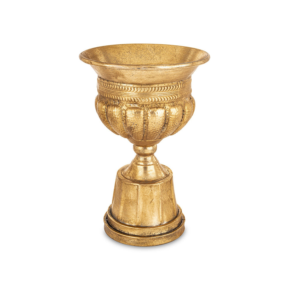 Antique Metals antik aranyszínű fém kaspó 42 cm magassággal, klasszikus talapzattal és díszített urnás formával, beltéri dekorációhoz.