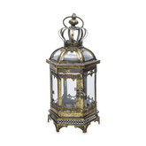 Díszes, antikolt felületű, óarany színű fém lámpás.