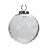 Áttetsző, 10 cm-es üveggömb karácsonyfadísz finoman maratott hópehely mintákkal, ezüst akasztóval.
