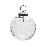 Áttetsző, 8 cm-es üveggömb karácsonyfadísz finoman maratott hópehely mintákkal, ezüst akasztóval.