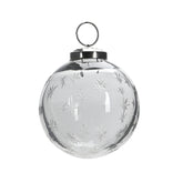 Áttetsző, 8 cm-es üveggömb karácsonyfadísz finoman maratott hópehely mintákkal, ezüst akasztóval.