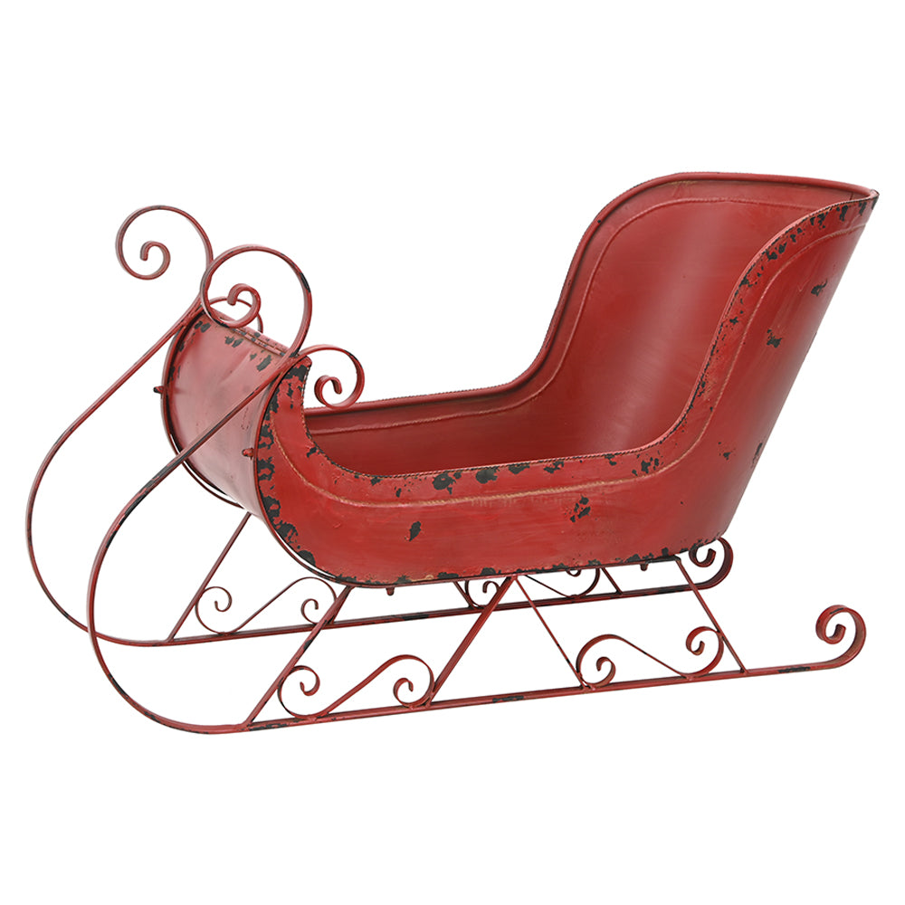 Antik hatású, bordó fém karácsonyi dekor szán oldalnézetből, fehér háttérrel, rusztikus vidéki stílusban.