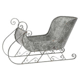 Antik hatású fém karácsonyi dekor szán oldalnézetből, fehér háttérrel, rusztikus vidéki stílusban.