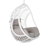 Aurora Nest fehér színű műrattan kerti függőfotel bézs párnákkal, fehér háttér előtt, oldalnézetből.