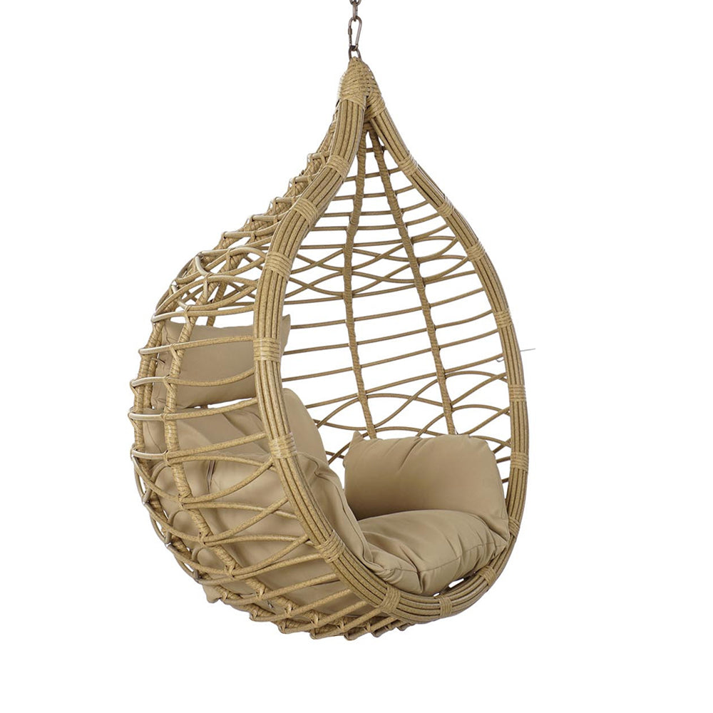 Aurora Nest natúr színű műrattan kerti függőfotel bézs párnákkal, fehér háttér előtt, oldalnézetből.