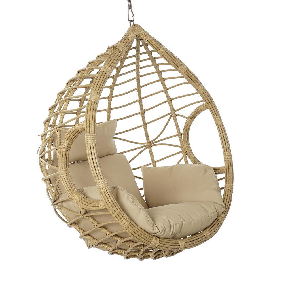 Aurora Nest natúr színű műrattan kerti függőfotel bézs párnákkal, fehér háttér előtt, oldalnézetből.