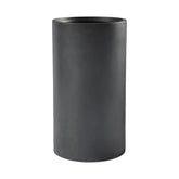 Sötétszürke henger alakú BAQ Basic kaspó kompozit anyagból, matt felülettel, letisztult formában.