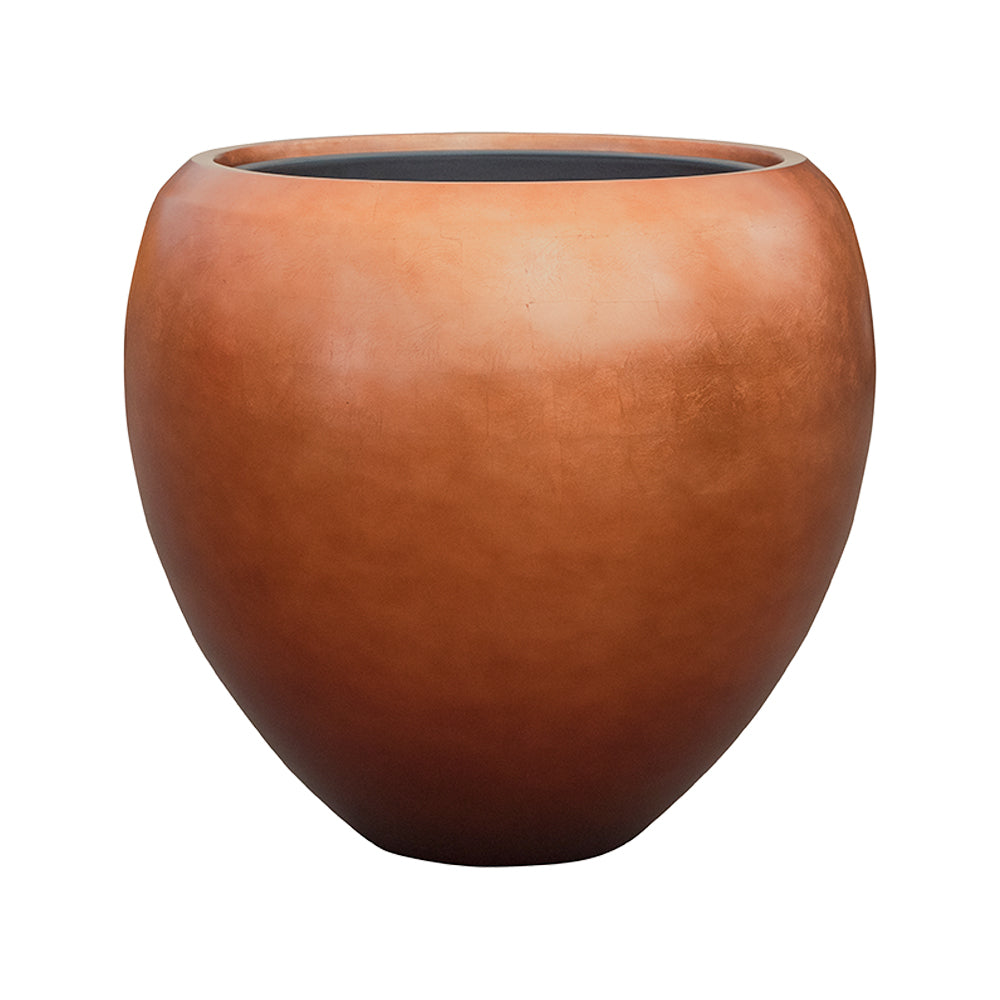 Nagyobb méretű, 60 cm-es BAQ Metallic Couple kaspó matt réz kivitelben, stúdiófotón.