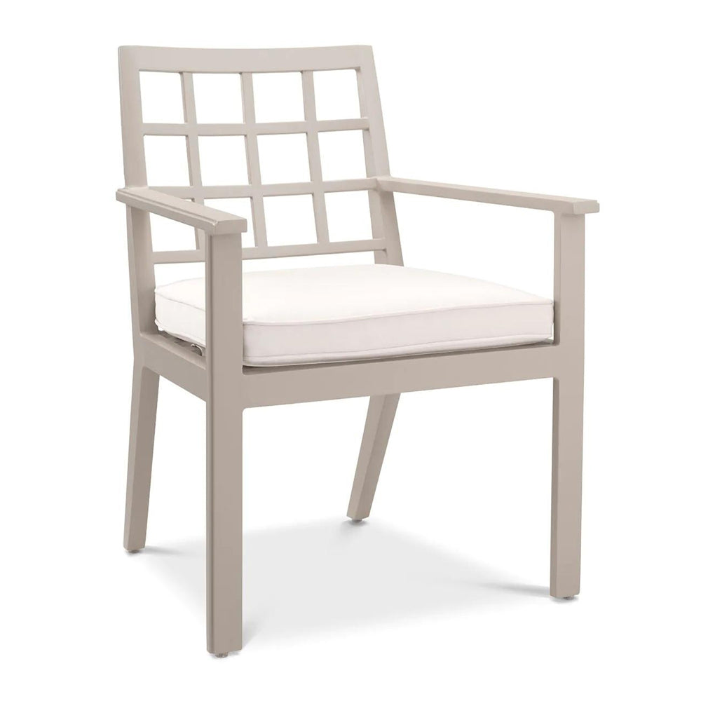 Bézs színű ülőpárnával ellátott, formatervezett kerti design étkezőszék.