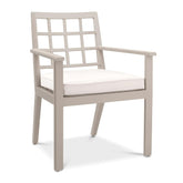 Bézs színű ülőpárnával ellátott, formatervezett kerti design étkezőszék.