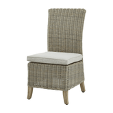 Magas háttámlájú, bézs színű műrattan kerti étkezőszék.