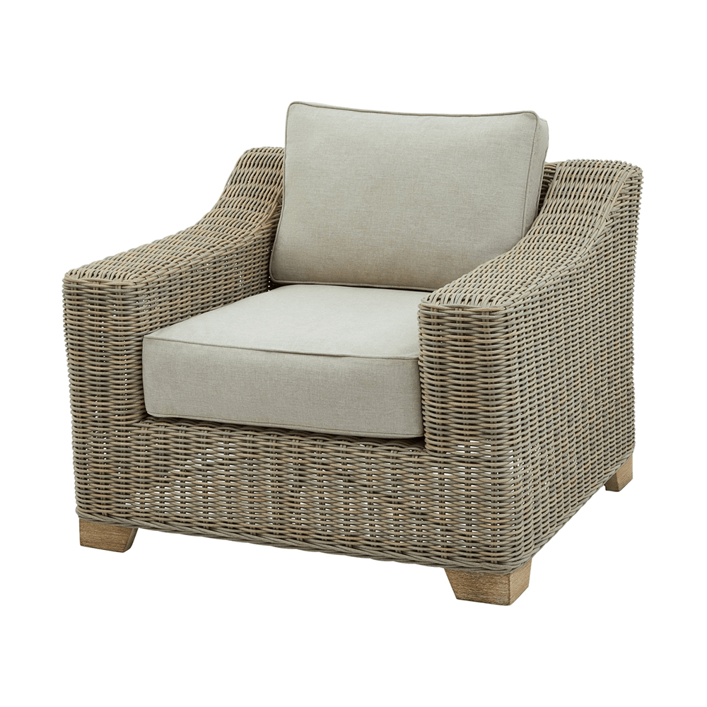 Bézs színű műrattan kerti fotel.