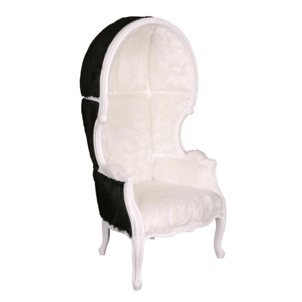 Fekete és fehér színű műszőrmével kárpitozott, kortárs stílusú design hintófotel.