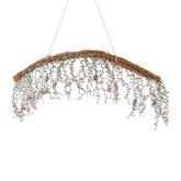 Függeszthető deres cédrusfenyő dekoráció 78 cm hosszúságban, belógó 20–25 cm-es ágakkal, vesszőalapra rögzítve.