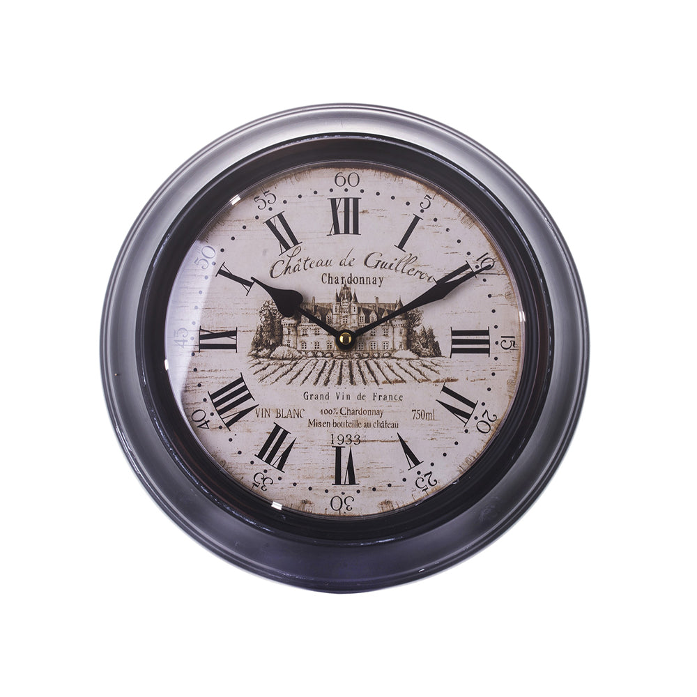 Provanszi stílusú Chardonnay falióra antikolt barna fémből, üvegezett számlappal, francia château motívummal, teljes elölnézet.