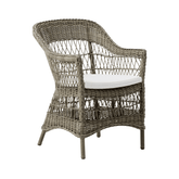 Antikszürke színű, műrattan kerti karosszék.