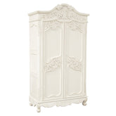 Törtfehér színű, gazdagon díszített kézműves gardróbszekrény.