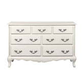 Törtfehér színű, gazdagon díszített, 7 fiókos kézműves komód.