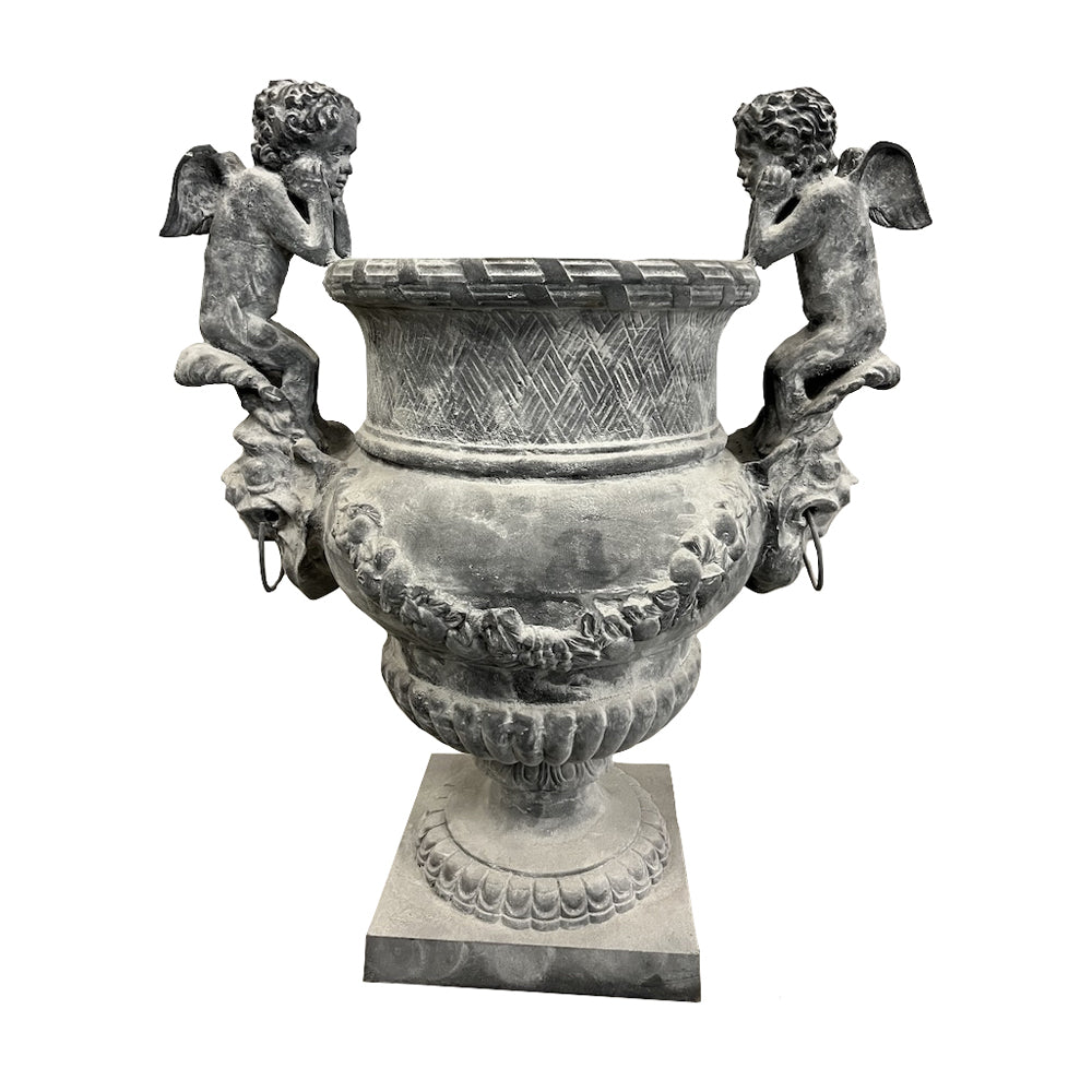 Antikolt öntöttvas díszkaspó könyöklő puttófigurákkal és klasszikus ornamentikával, Château Jardin kollekció, 100 cm magas.