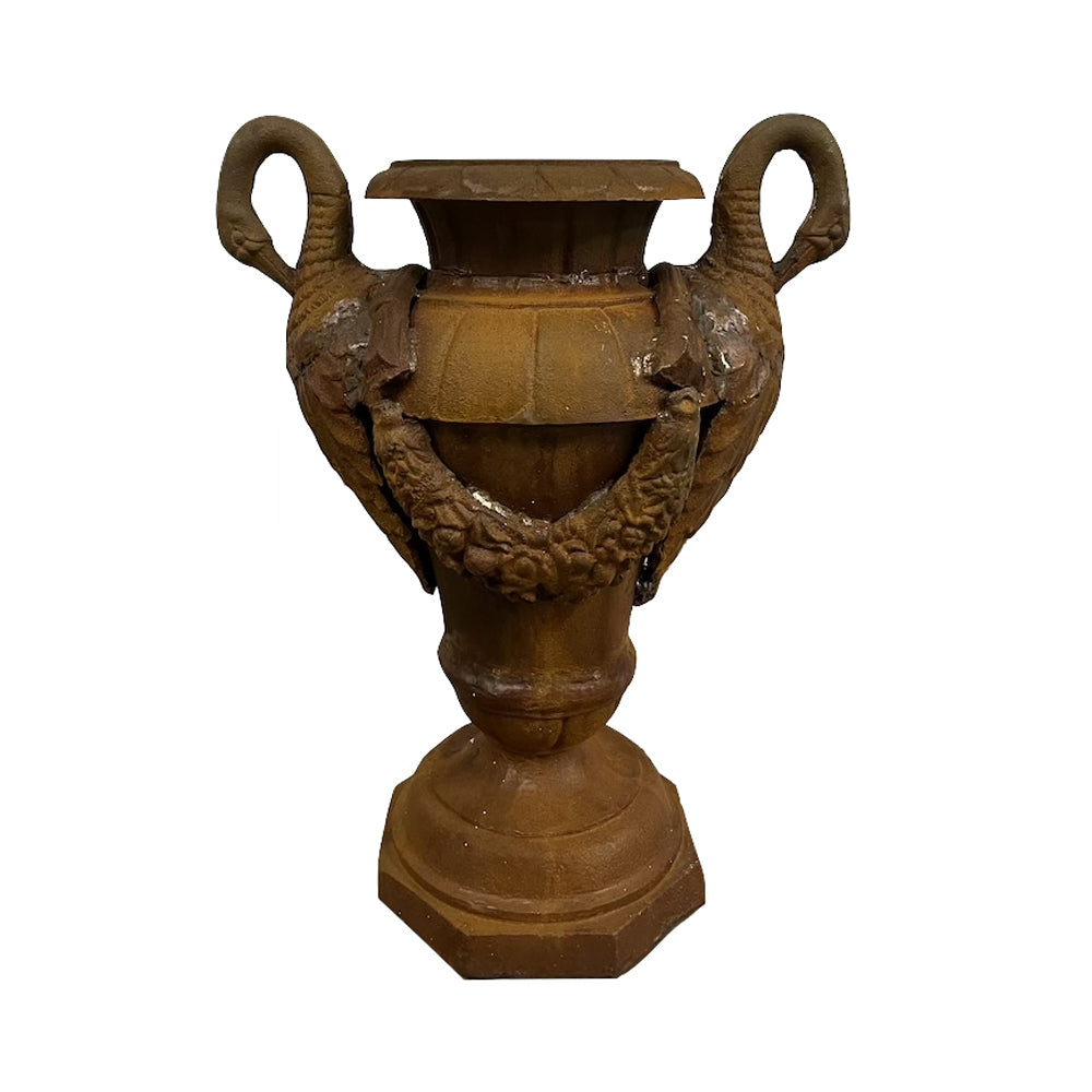 Château Jardin antikolt öntöttvas kerti díszváza hattyúfejes fogantyúval és virágfüzérrel, klasszikus rozsdaszínű felülettel, 72 cm magas.