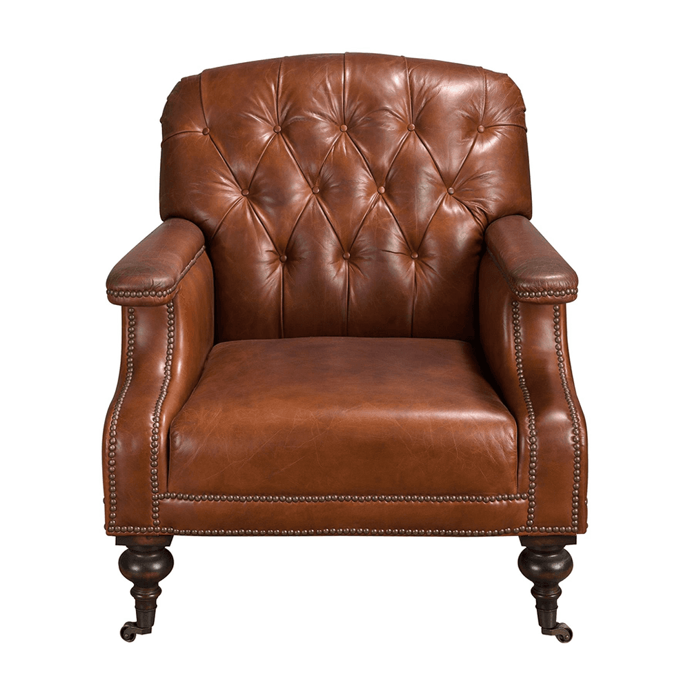 Elölnézet – Chester konyakbarna bőrfotel mélygombos háttámlával és szegecselt karfákkal.
