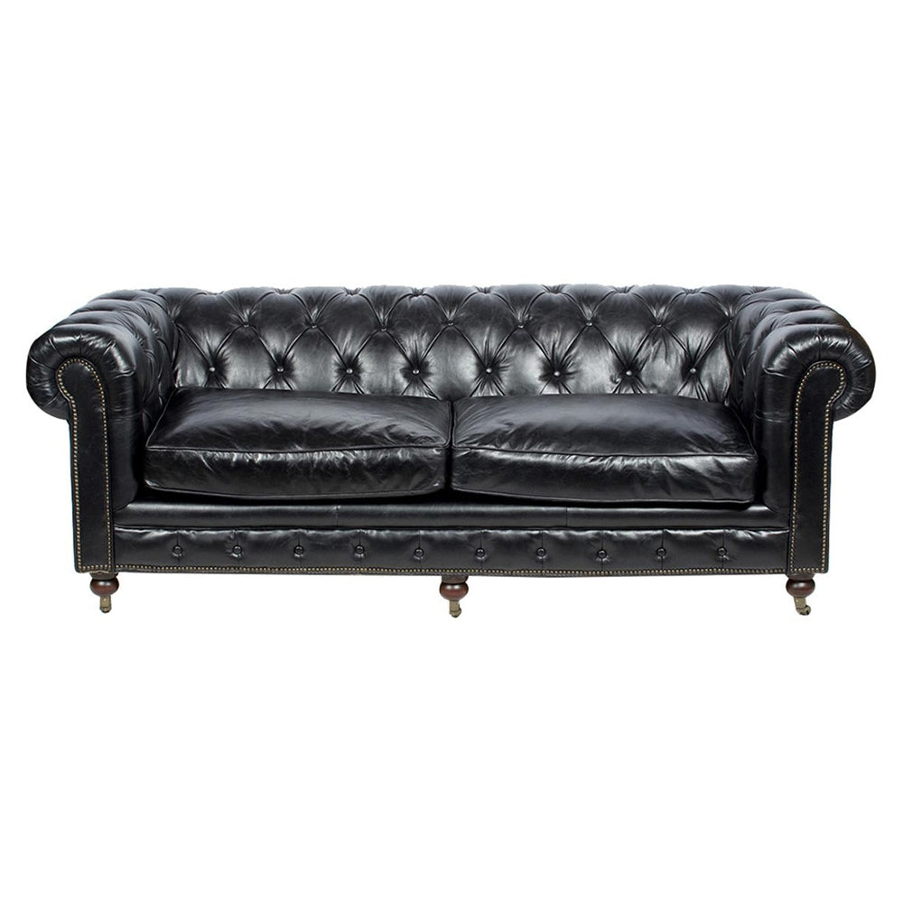 Háromszemélyes fekete Chesterfield bőrkanapé elölnézeti képe, klasszikus mélygombos háttámlával és görgős lábakkal.