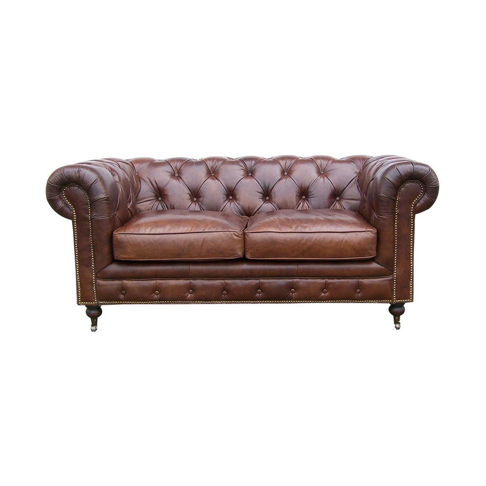 CHESTERFIELD CIGAR kétszemélyes dohánybarna bőrkanapé elölnézetből, klasszikus mélygombos háttámlával.