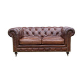 CHESTERFIELD CIGAR kétszemélyes dohánybarna bőrkanapé elölnézetből, klasszikus mélygombos háttámlával.