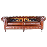 Egyesült Királyság bőrre festett zászlajával díszített, 3 személyes, kerekekkel ellátott klasszikus nagy Chesterfield kanapé, szemből fotózva.