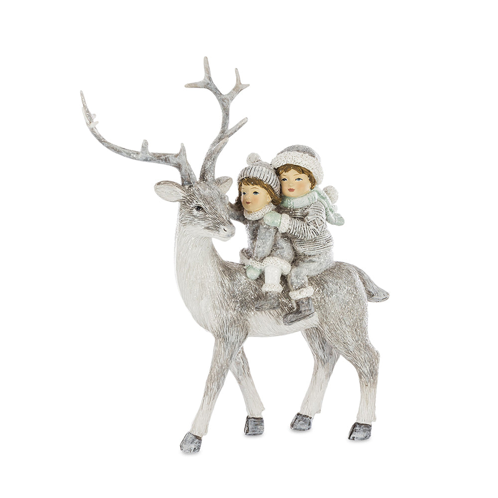 FIRST SNOW krémezüst karácsonyi szarvas figura 19 cm, hátán két téli ruhás gyermekkel és mentazöld részletekkel.