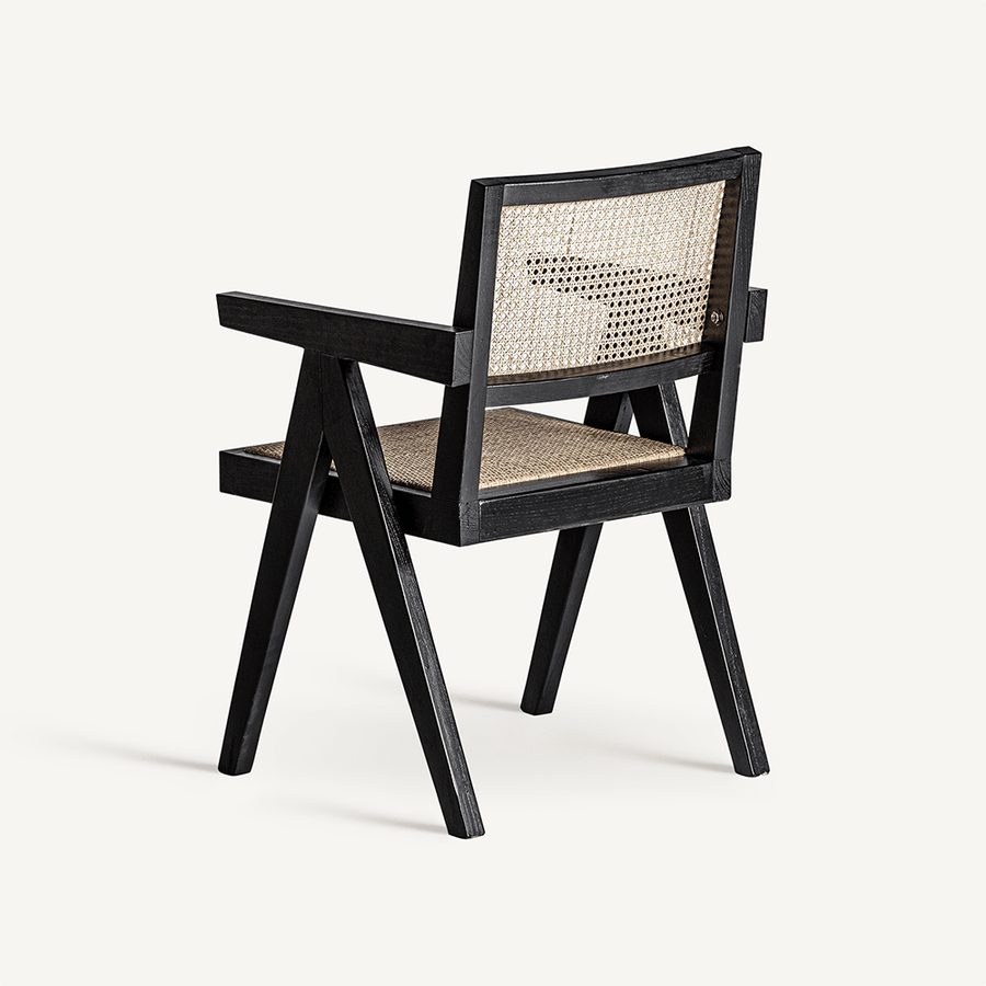 Design szék hátulnézeti képe, fekete váz és rattan háttámla.