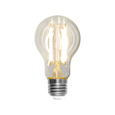 Tiszta üvegű, melegfehér fényű LED izzó E27-es foglalattal, A60-as formával, 4 szálas filament kialakítással, világítás közben.