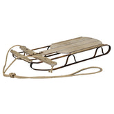 Natúr fa dekor szánkó oldalnézetből, fehér háttérrel, fém vázzal és kötéllel, vidéki stílusban.