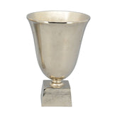 Alumíniumból készült, ezüstszínű váza.